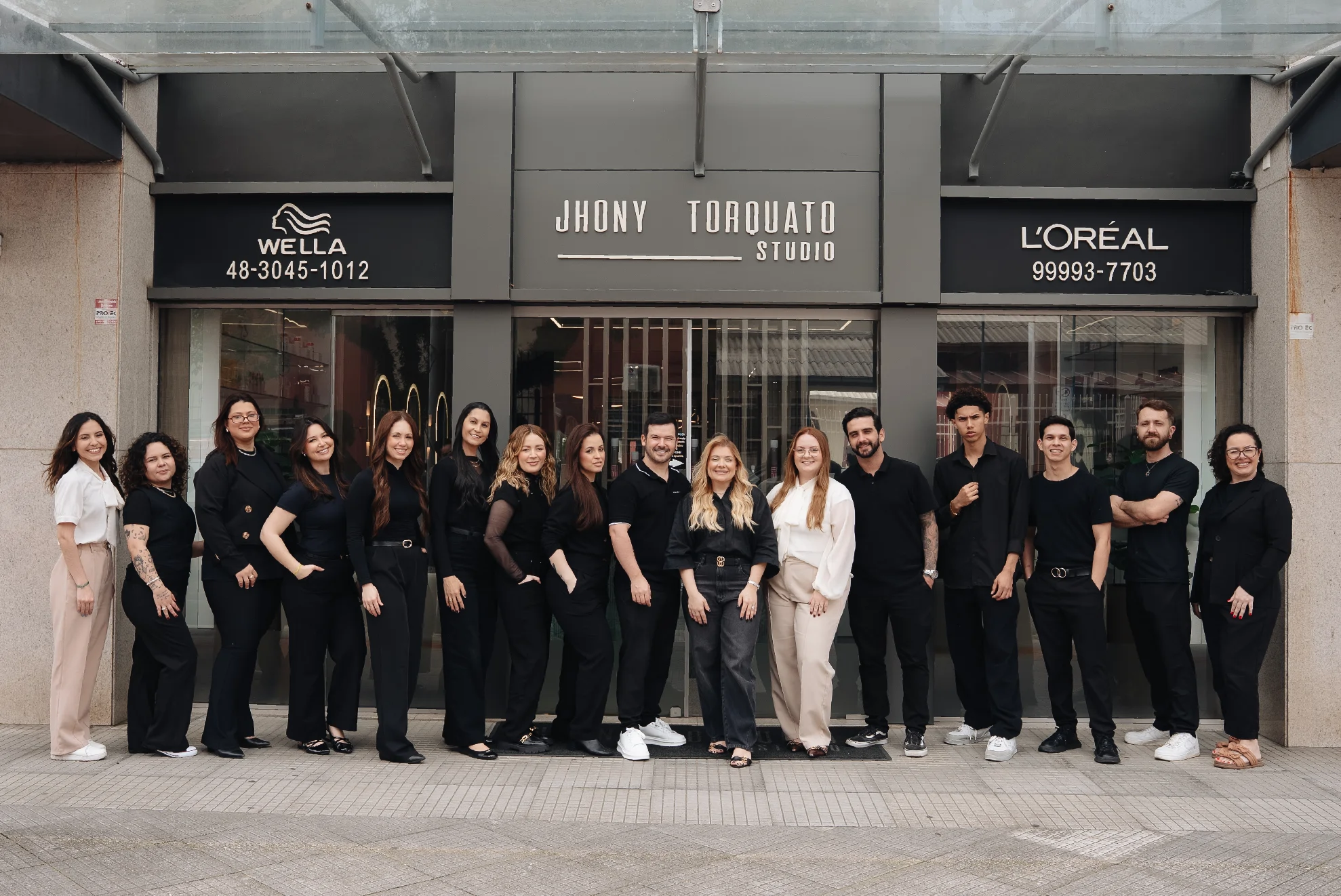 Equipe do Studio Jhony Torquato em frente ao salão
